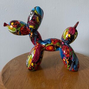 graffiti balloon dog sculpture